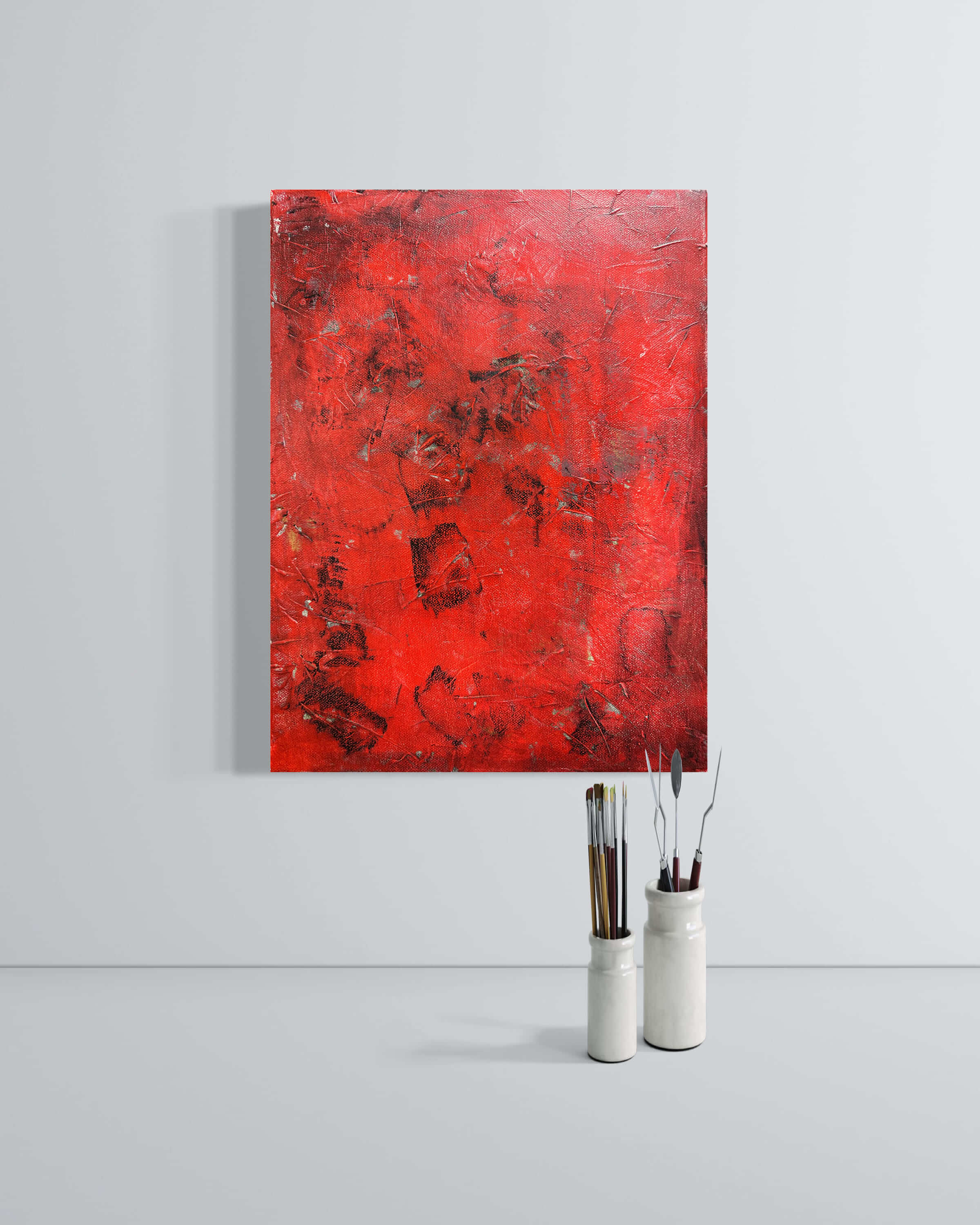 Abstraktes rotes Gemälde von Daniel Beulecke in einem eleganten Wohnraum mit Skulptur